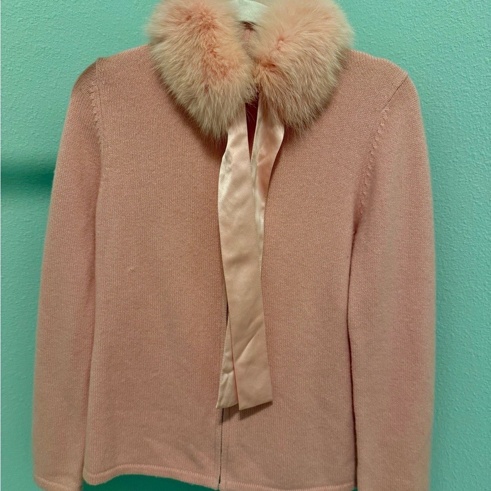 Elegant Pink 100% Cashmere Sweater with Dyed Fox Fur Collar